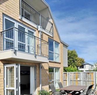 Riccarton Casa | Regents 94B - Christchurch Holiday Homes