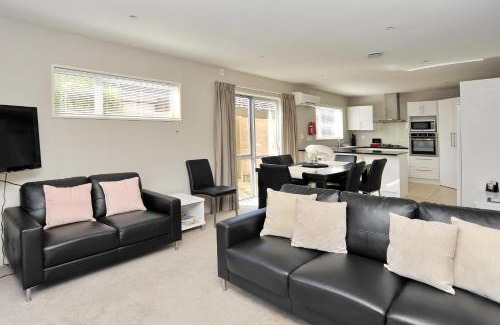 Riccarton Casa | Regents 94B - Christchurch Holiday Homes