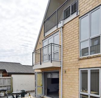 Riccarton Casa | Regents Villas - Christchurch Holiday Homes