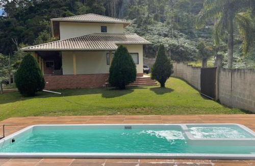 Vitor Hugo Casa | Região de Pedra Azul casa Amarela