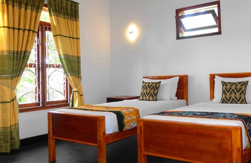 Uppuveli Hotel | Regina Beach Bungalow