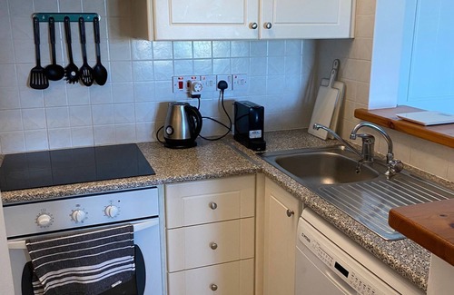 Moutallos Apartamento | Regina Gardens 1, Venus Beach -6 min, Sunset Sea View, Gated Complex