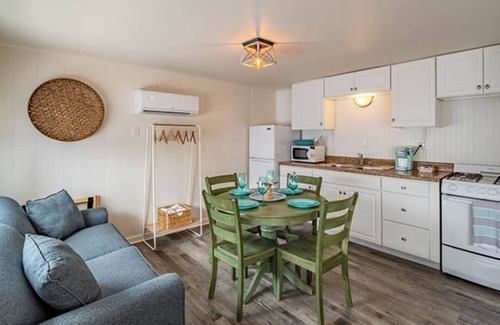 Rehoboth Beach Hotel | Rehoboth Beach Getaway with Kitchen, Free Parking, and Daily Breakfast