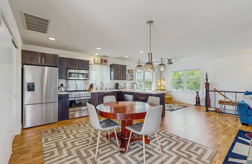 Rehoboth Beach Apartamento | Rehoboth Beach studios with kitchen, balcony, WFH area, AC, & fireplace