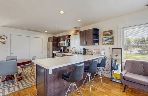 Rehoboth Beach Apartamento | Rehoboth Beach studios with kitchen, balcony, WFH area, AC, & fireplace