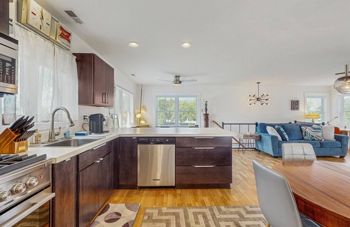 Rehoboth Beach Apartamento | Rehoboth Beach studios with kitchen, balcony, WFH area, AC, & fireplace