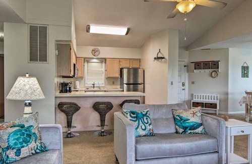 Plantations East Condominio | NUEVO Rehoboth / Lewes / Dewey Condo w / Porch - ¡A 15 minutos de la playa!