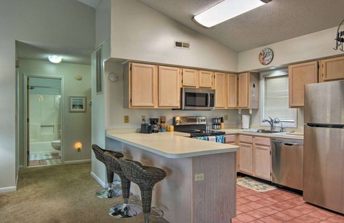 Plantations East Condominio | NUEVO Rehoboth / Lewes / Dewey Condo w / Porch - ¡A 15 minutos de la playa!
