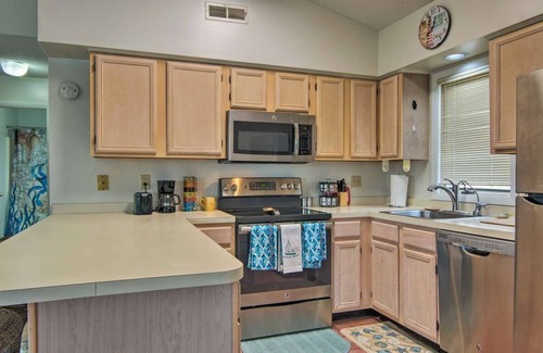 Plantations East Condominio | NUEVO Rehoboth / Lewes / Dewey Condo w / Porch - ¡A 15 minutos de la playa!