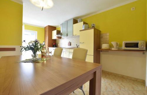Satow Apartamento | Reihenferienhaus mit Kamin und Terrasse im Ostseeland OFC 11