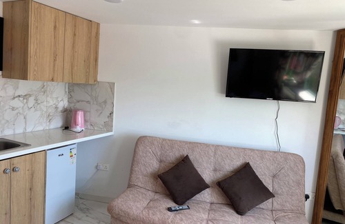 Agios Athanasios Apartamento | Reina 1 Bedroom Apartment with Jacuzzi, Court Yard Seating Family & Pet Friendly