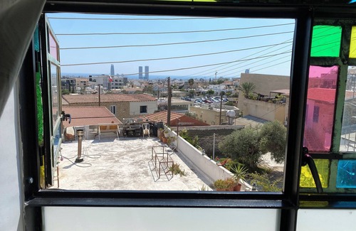 Agios Athanasios Apartamento | Reina 1 Bedroom Apartment with Jacuzzi, Court Yard Seating Family & Pet Friendly