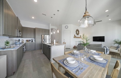 Montgomery Condominio | Rejuvenate at Lake Conroe's #1 food spot! 60% Discount for Monthly Stays!