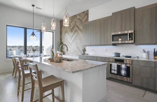 Montgomery Condominio | Rejuvenate at Lake Conroe's #1 food spot! 60% Discount for Monthly Stays!