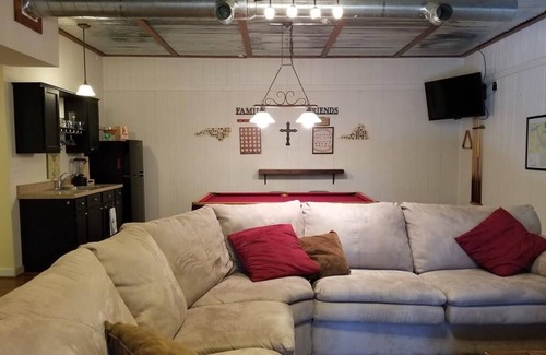 Wildwood Point Casa | Relax among the palms at Reeled Inn on Beautiful Lake Gaston