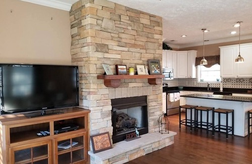 Wildwood Point Casa | Relax among the palms at Reeled Inn on Beautiful Lake Gaston