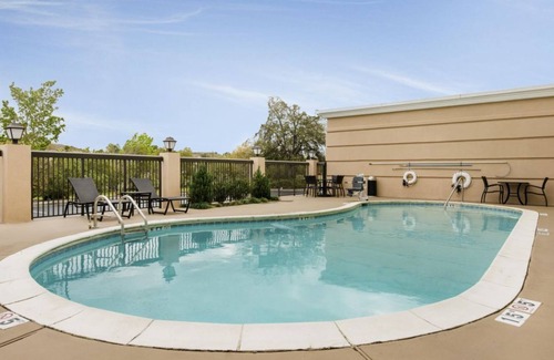 Savannah Casa | Relax and Recharge! 3 Comfortable Units w/ Free Parking! Onsite Pool