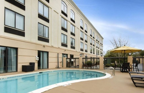Savannah Casa | Relax and Recharge! 3 Comfortable Units w/ Free Parking! Onsite Pool