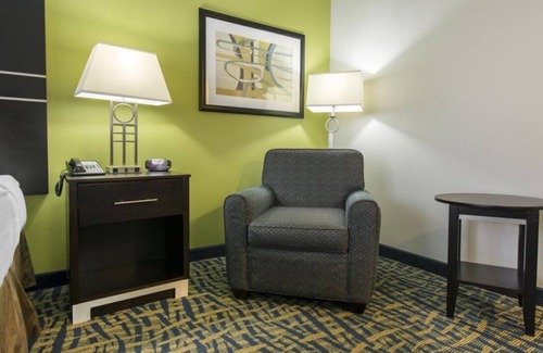 Savannah Casa | Relax and Recharge! 3 Comfortable Units w/ Free Parking! Onsite Pool