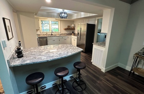 Edgemont Casa | Relax and Refresh right on the lake!
