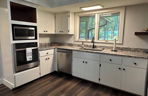 Edgemont Casa | Relax and Refresh right on the lake!