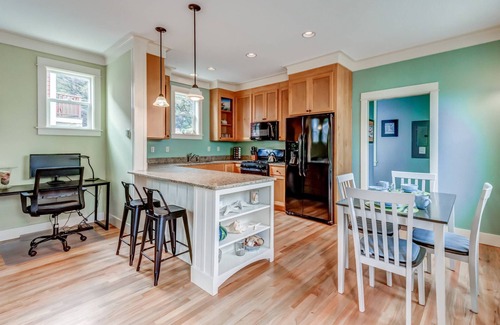 Lincoln City Casa | Relax and Refresh, Seconds From Beach, Bedrooms w/ En-Suite Bathrooms, Community Pool, Fire-Pit, BBQ