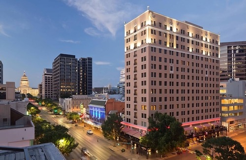 Downtown Austin Complejo | Relax and Rejuvenate! Swimming Pool, Pets Allowed, Near Texas State Capitol!