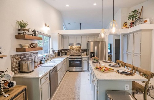 North Hilltop Casa | Relax and Unwind 4BR Hot Tub All You Need