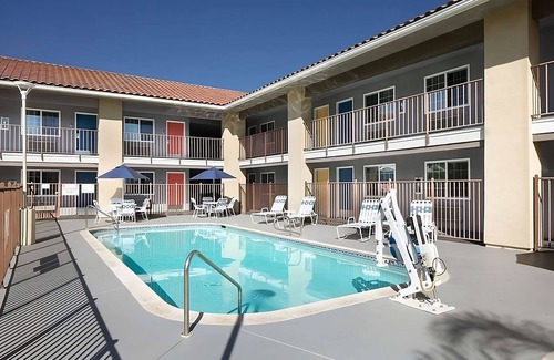 Temecula Complejo | Relax and Unwind in Signature Temecula! Free Parking, Pool, Near Garage Brewing
