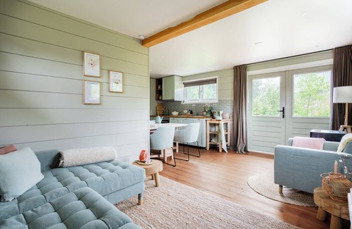 Gasselte Casa | Relax and unwind in this peaceful, cozy and stylish space. The forest cottage is located on the Holiday Park de Kremmer in Gasselte, in the middle of the woods and within walking distance of a beautiful swimming lake. For the cycling enthusiast there