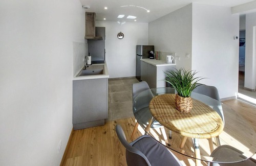Conlie Apartamento | Relax and unwind in this attractive vacation apartment.