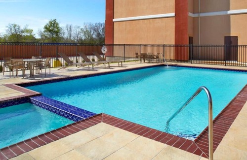 Southeast Houston Casa | Relax and Unwind! Swimming Pool, 4 Family-Friendly Units, FREE Parking