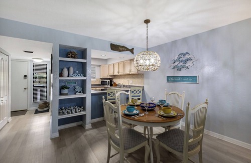 Bradenton Beach Condominio | Relax at Bay Bliss-Bay Views & Steps to Beach!