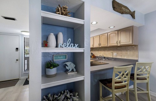 Bradenton Beach Condominio | Relax at Bay Bliss-Bay Views & Steps to Beach!