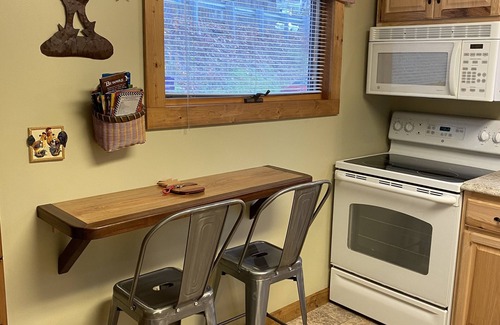 Gatlinburg Cabina | Relájese en la abuelita River Retreat, corto paseo hasta el centro, 2BR