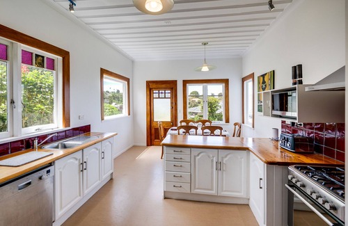 Hospital Hill Casa | Relax At Poolside - Napier Holiday Home