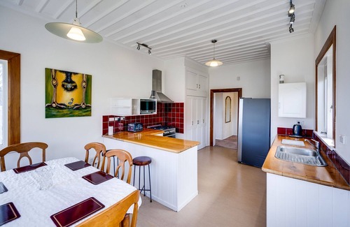 Hospital Hill Casa | Relax At Poolside - Napier Holiday Home