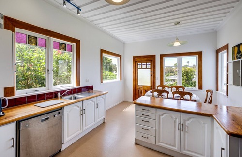 Hospital Hill Casa | Relax At Poolside - Napier Holiday Home