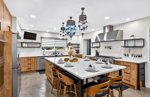 Temple Terrace Casa | Relax at The Fairway Estate | Luxe 6BR w/Pool & Spa