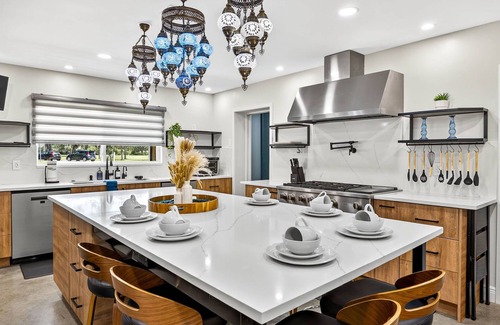 Temple Terrace Casa | Relax at The Fairway Estate | Luxe 6BR w/Pool & Spa