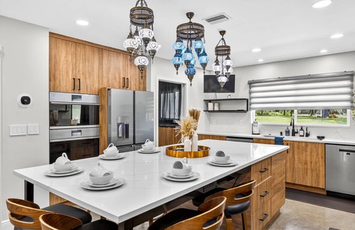 Temple Terrace Casa | Relax at The Fairway Estate | Luxe 6BR w/Pool & Spa