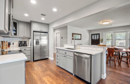 Canyon Lake Casa | Relax at the lake! Large 5 room / 3 bath house w/ hot tub pet friendly