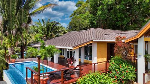 Gibson Bight Casa | Relax At This Hillside Retreat That Overlooks The Lush Forest And The Caribbean,