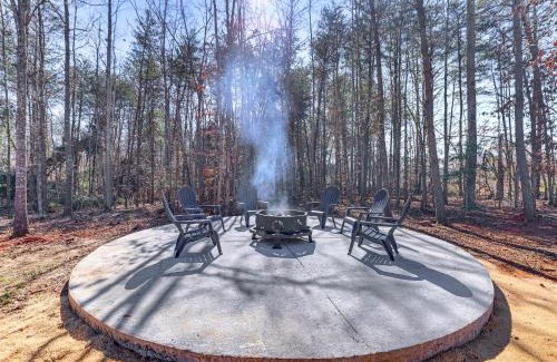 Forest City Casa | Relax Fireside! Cabin 12 Mi to TIEC Winterfest