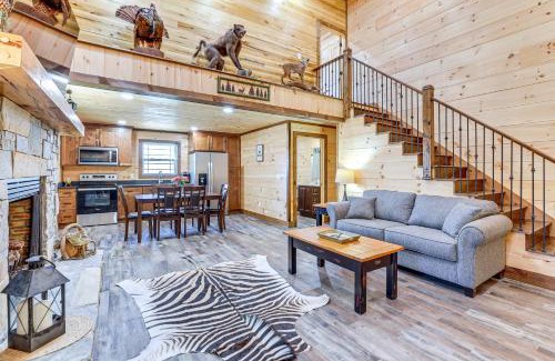 Forest City Casa | Relax Fireside! Cabin 12 Mi to TIEC Winterfest