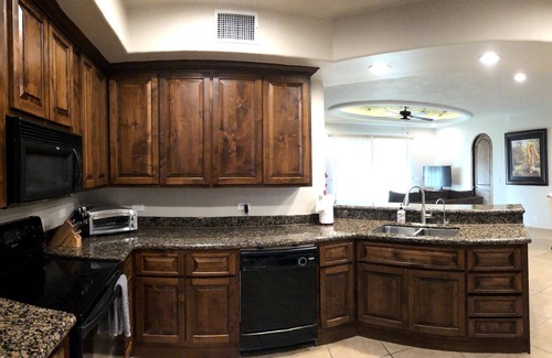 Puerto Penasco Condominio | Relájese en condominio de 2 camas / 2 baños; Lujoso patio con vista al lujoso resort y al océano