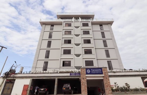 Masaki Casa | Relax in 2BR apartment w/wifi, gym & pool