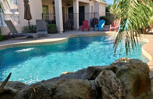 East Mesa Casa | Relájese en una casa espaciosa de 4 BDR con un plano de planta abierto, piscina privada y jacuzzi