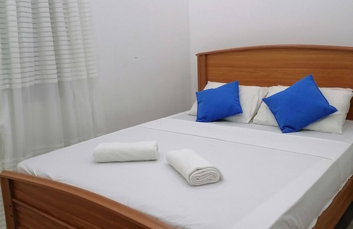 Negombo Cama Y Desayuno | Relax in Air Con Room at Sea Side Resort Negombo, 1 minutes walk to the beach.