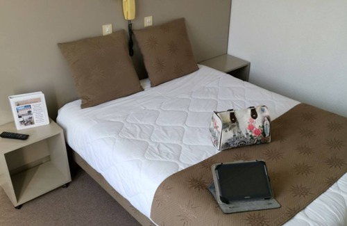 Lourdes Hotel | Relax in Comfort, Pet-Friendly Rooms with Parking and Easy Access to Attractions